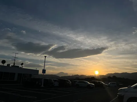 夕暮れの駐車場風景