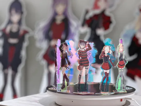 光る台座のアイドルたち