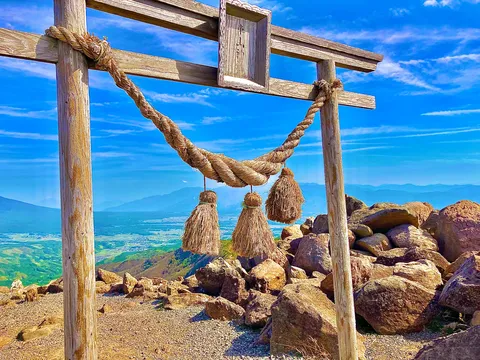 絶景に架かる注連縄の鳥居