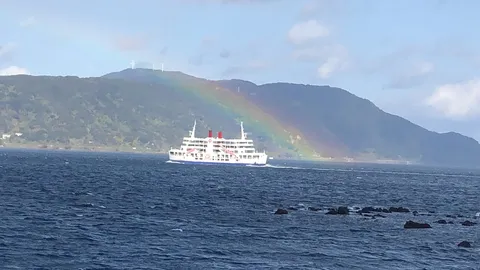 雨上がりの海とフェリー、虹の協演
