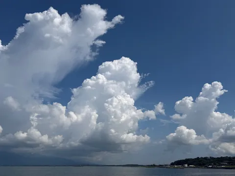 巨大雲が語る夏の浜辺