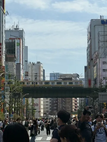 都市の鼓動と走る電車