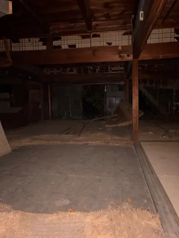 朽ちゆく家、静寂の夜