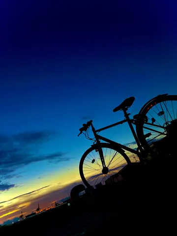 夕暮れのポートレート、自転車と空