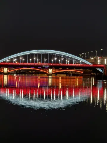 赤く揺れる夜の橋