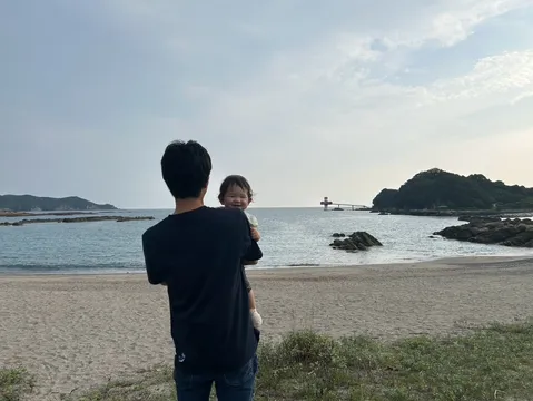 海辺の微笑みを抱く瞬間
