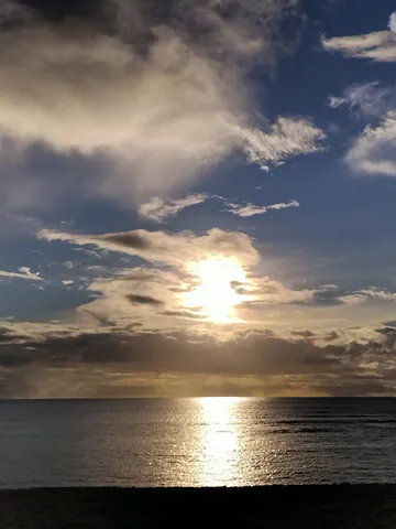 雲間から覗く太陽と光の道