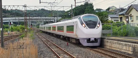 駅に滑り込む白い特急