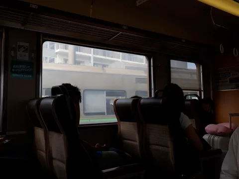 窓の外に流れる景色と静かな車内