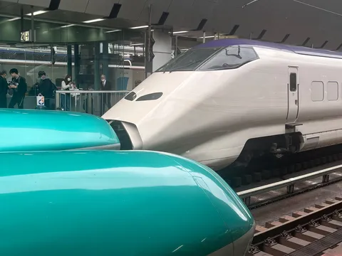 電車並走！まさかの展開にドッキリ