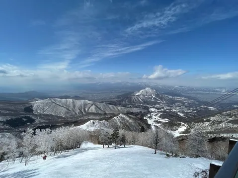 雪山と青空の静かな瞬間