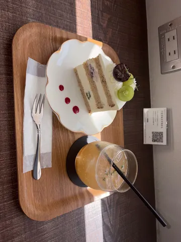 ケーキと窓辺の午後