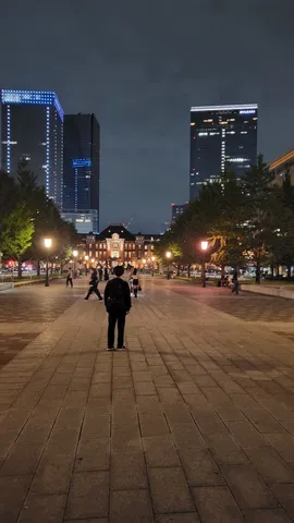夜景とレンガ造りの駅舎、旅の始まり