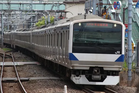 都会を駆け抜ける銀色の列車