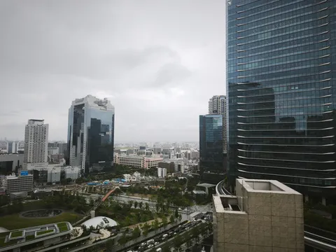 雨上がりの都会の風景