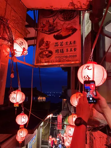 提灯が灯る異国情緒あふれる夜景