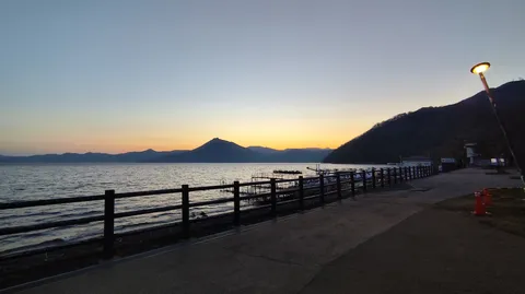 夕暮れの湖畔散歩道