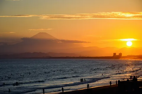 夕陽に染まる海と富士山