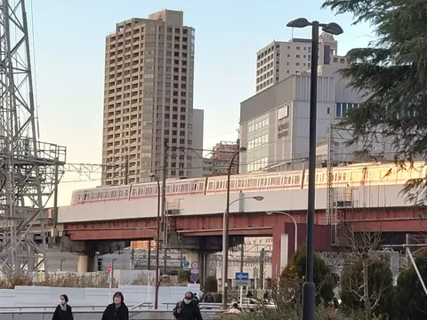 街を駆ける光の帯