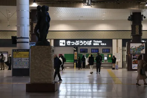 駅の彫刻と人々