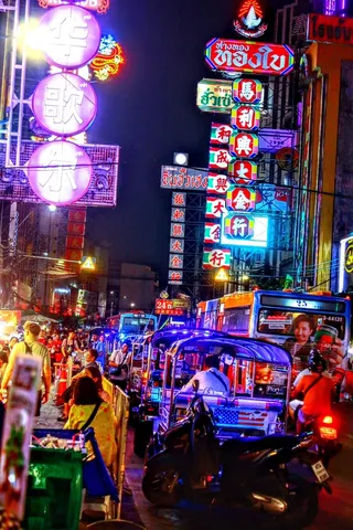 ネオンきらめく夜の喧騒