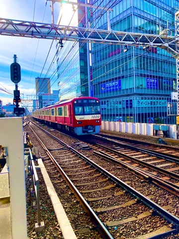 都会を駆ける紅の軌跡