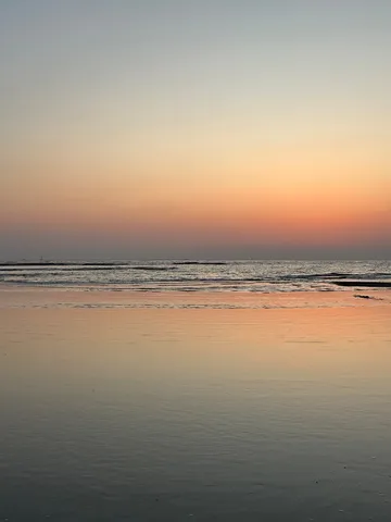 静寂の夕暮れ、水面が奏でる色彩のシンフォニー