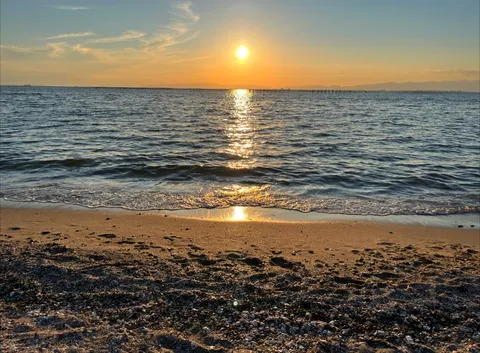 夕陽と波打ち際、静かな海辺