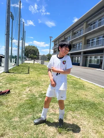 夏空の下、サッカー少年の一コマ