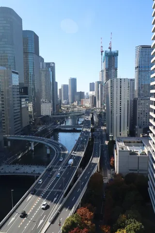 都会の水路を走る光景