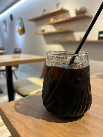 氷と黒い液体、静かなカフェタイム