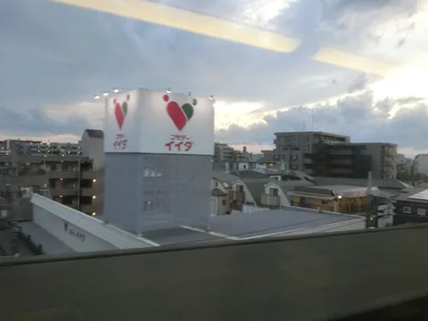 窓越しの街に灯る心