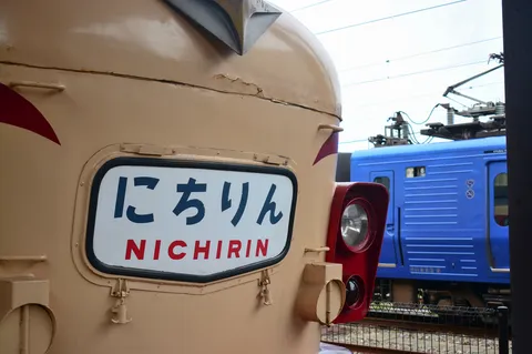 レトロな車両と青い列車