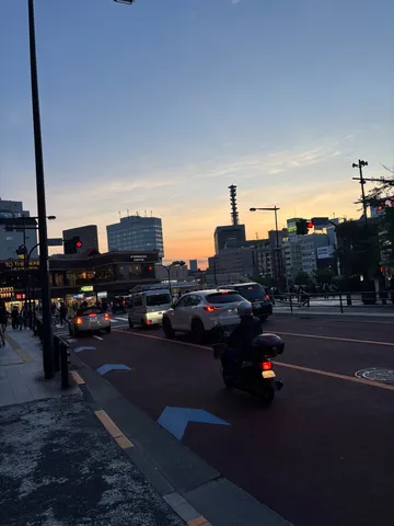 黄昏時の街角、バイクと車