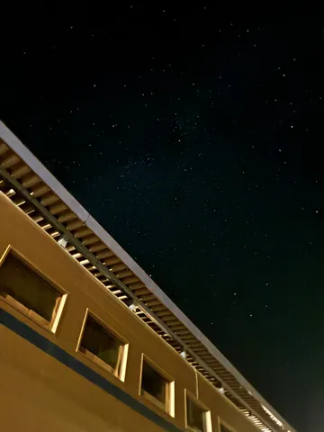ビルの合間から覗く星空