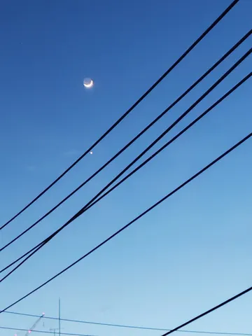三日月と街灯、空の対話