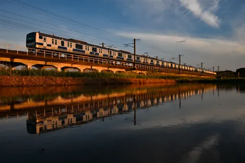 水面に映る夕景の列車