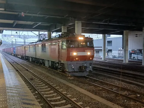夜明けの貨物列車の旅立ち