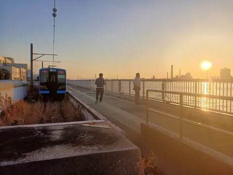 旅立ちを待つ、港町の朝