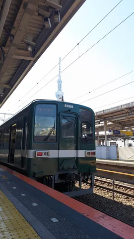 都会の空と緑の電車