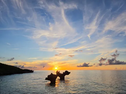 波と岩と夕焼けのコントラスト