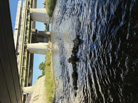 鉄橋と川面、きらめく水辺の光景