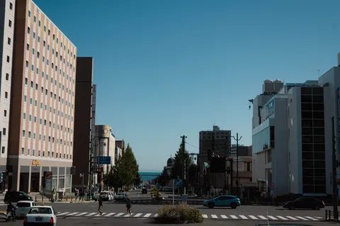 青空と街並みの交差点