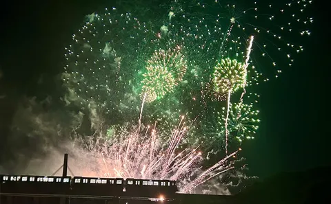 夜空を彩る花火と列車