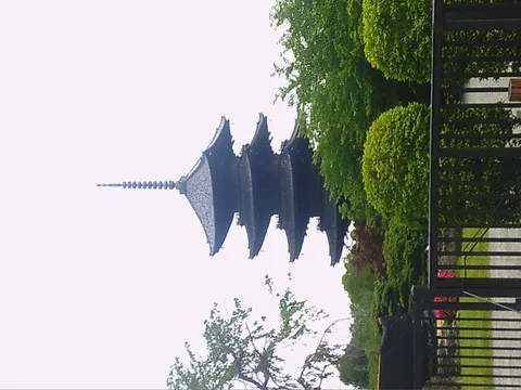 雨音に佇む五重塔