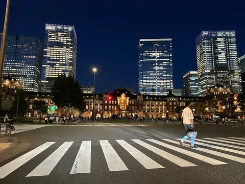 夜の駅前、光の交差点