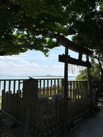静寂の海辺、古の祈り