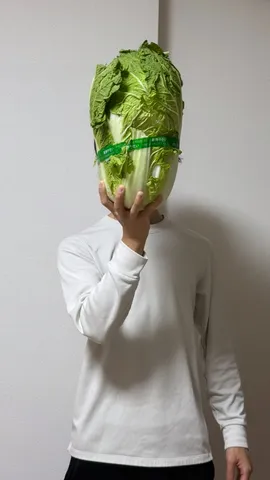 白菜で顔を隠す斬新なポートレート