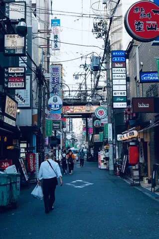 電線と看板が彩る賑わい