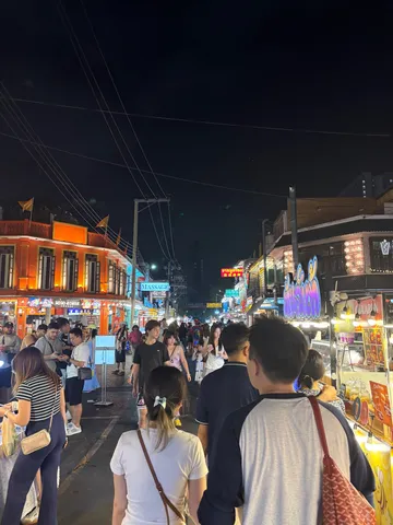 夜の市場と灯りの波